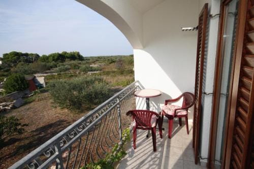 Rooms with a parking space Gornje selo, Solta - 5170 Hotel in Split-Dalmatia County