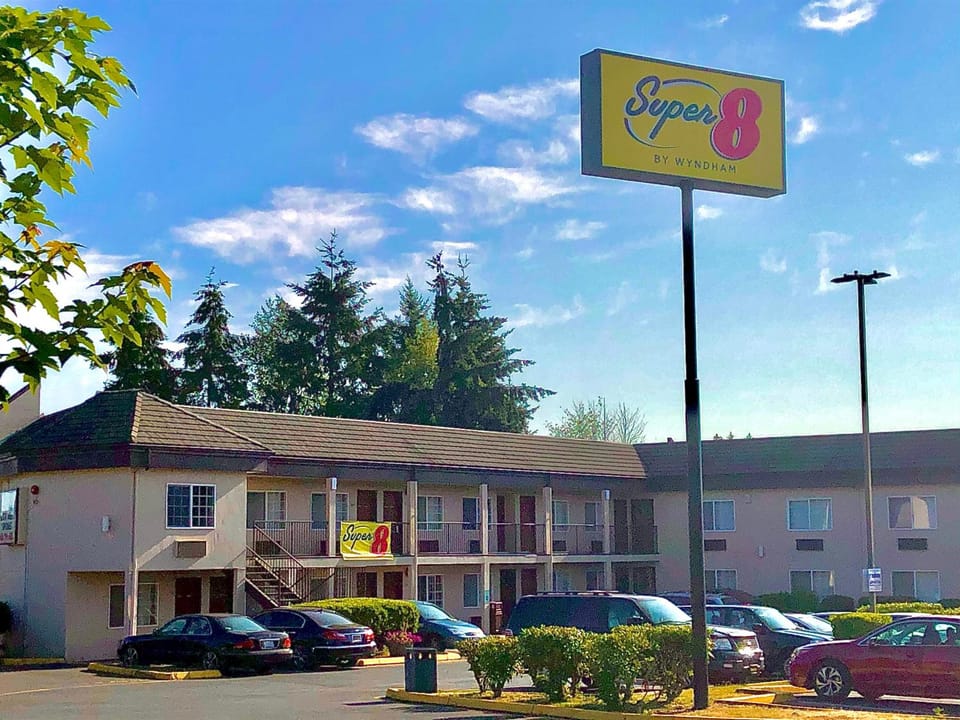 Super 8 by Wyndham Lynnwood Hotel in Lynnwood