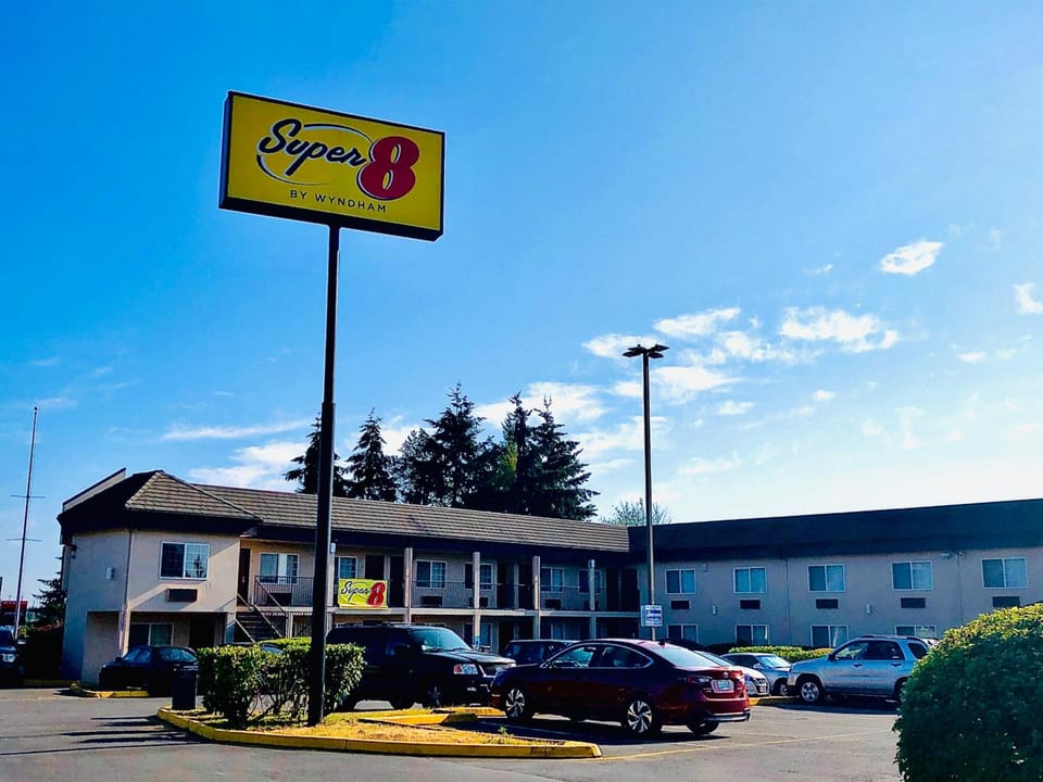 Super 8 by Wyndham Lynnwood Hotel in Lynnwood