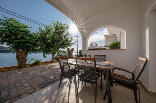 Apartments and rooms by the sea Supetarska Draga - Gornja, Rab - 11579 Hotel in Supetarska Draga