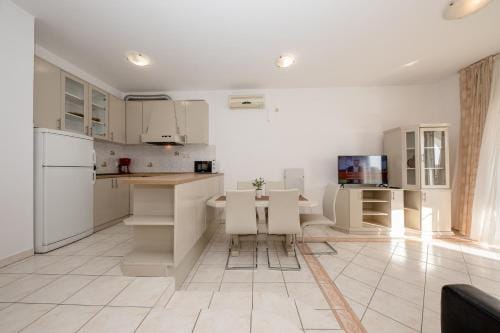 Apartments and rooms by the sea Supetarska Draga - Gornja, Rab - 11579 Hotel in Supetarska Draga