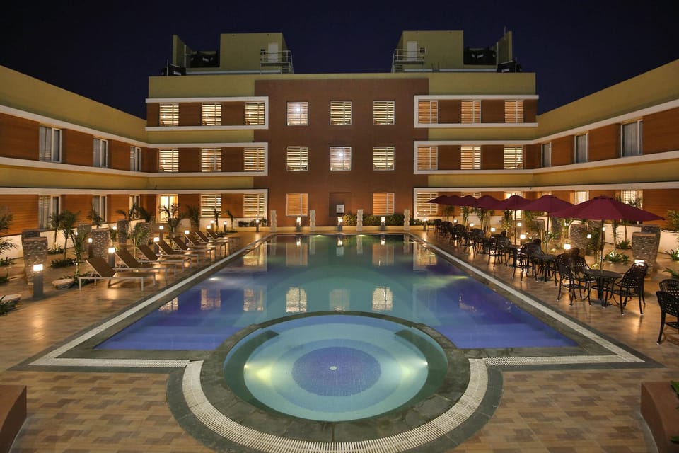 Swimming pool [outdoor]
