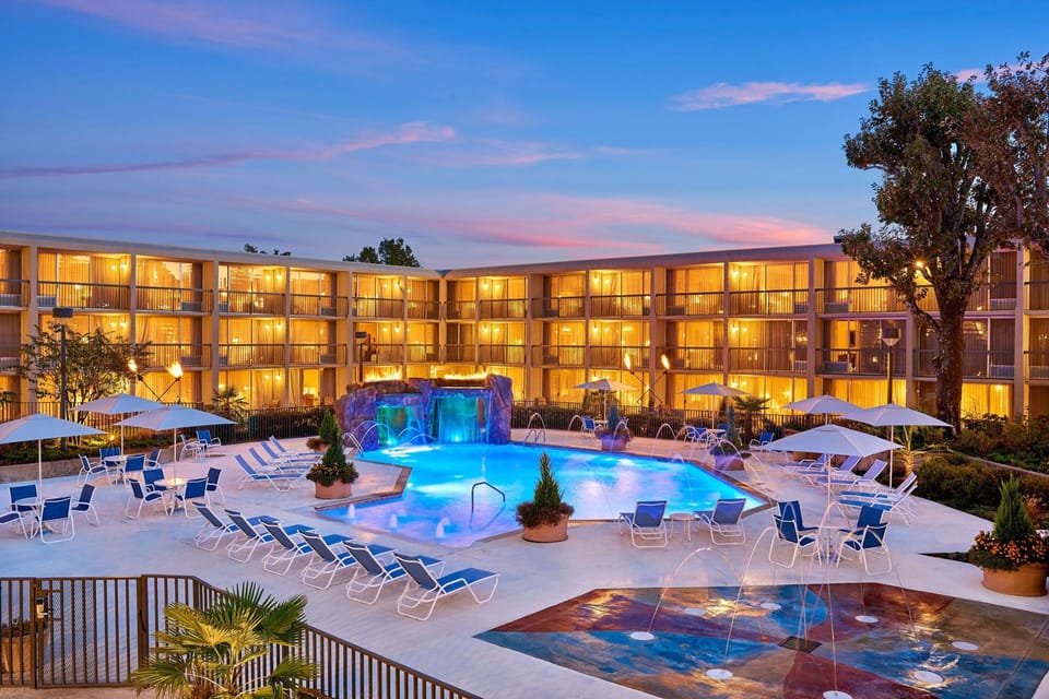 Swimming pool [outdoor]