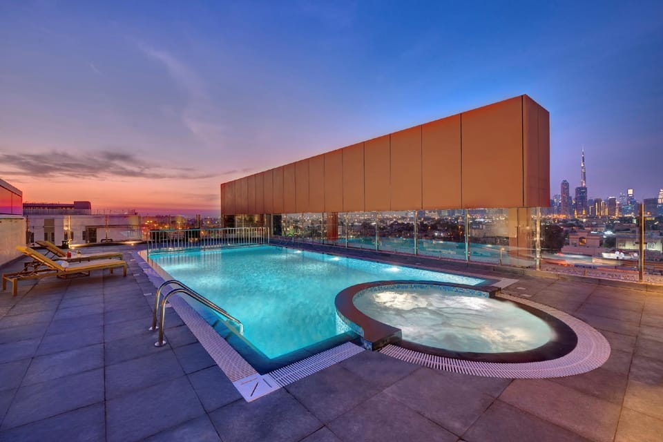 Swimming pool [outdoor]