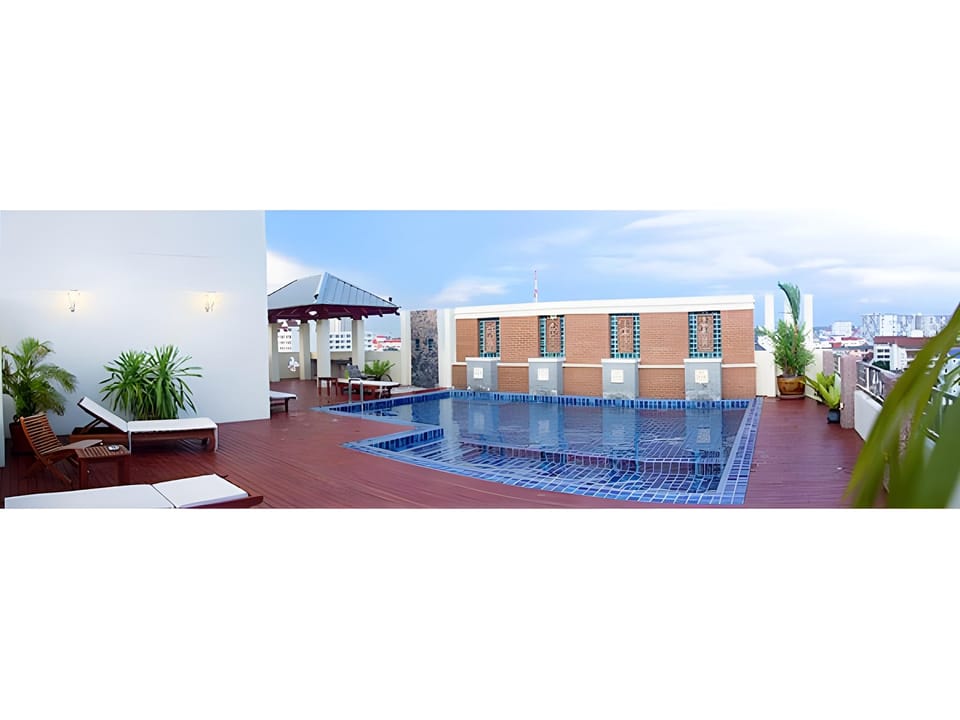 Swimming pool [outdoor]
