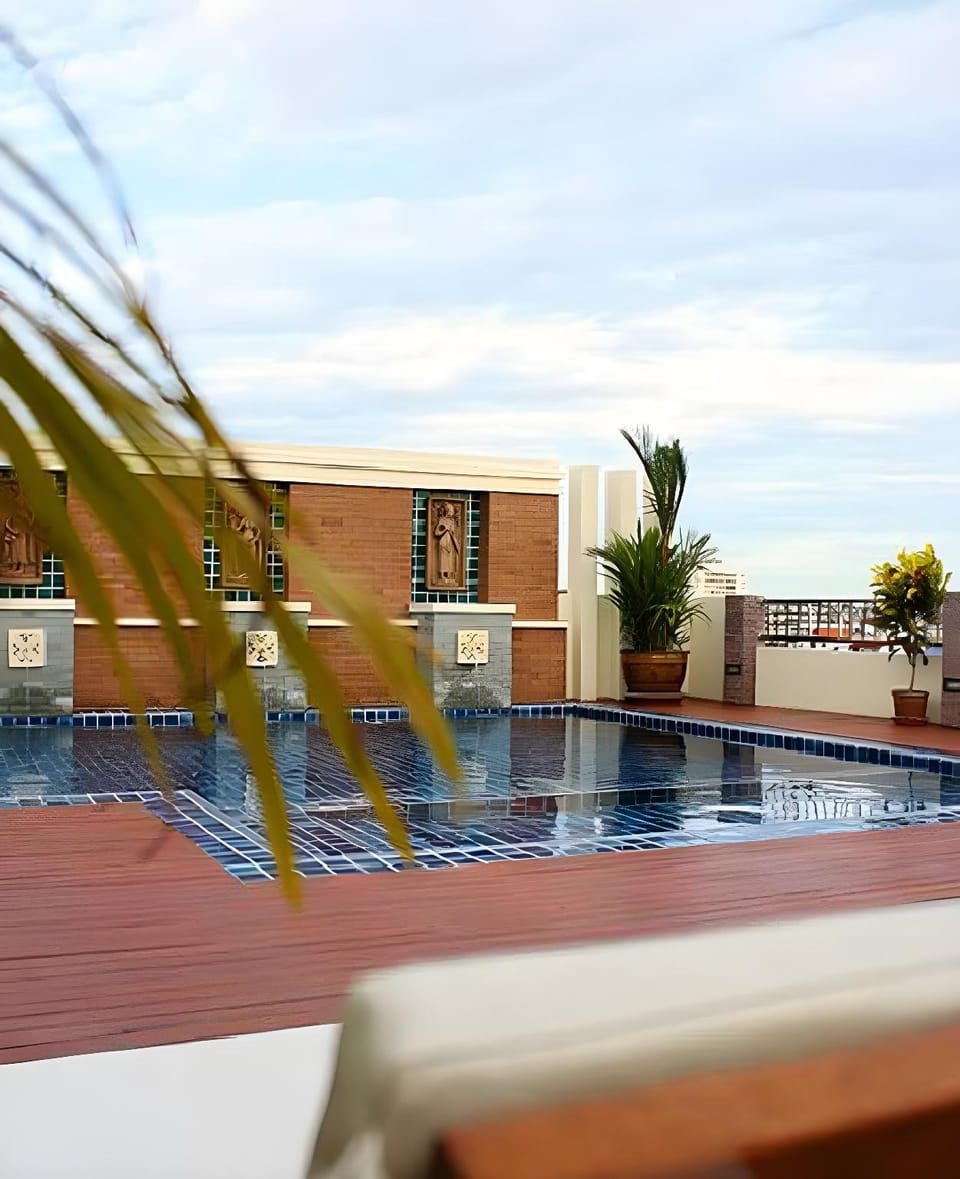 Swimming pool [outdoor]