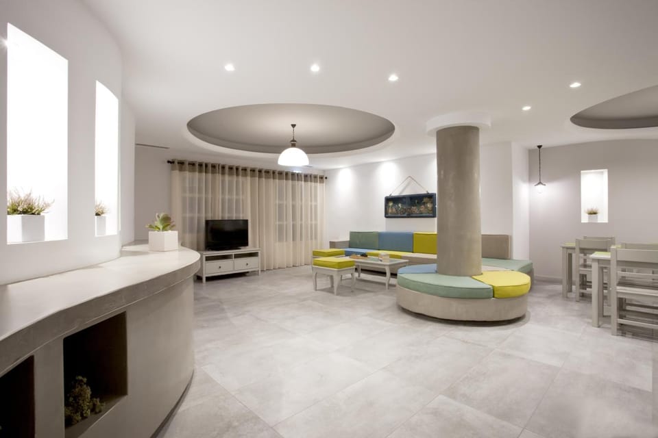 Shared lounge/TV area