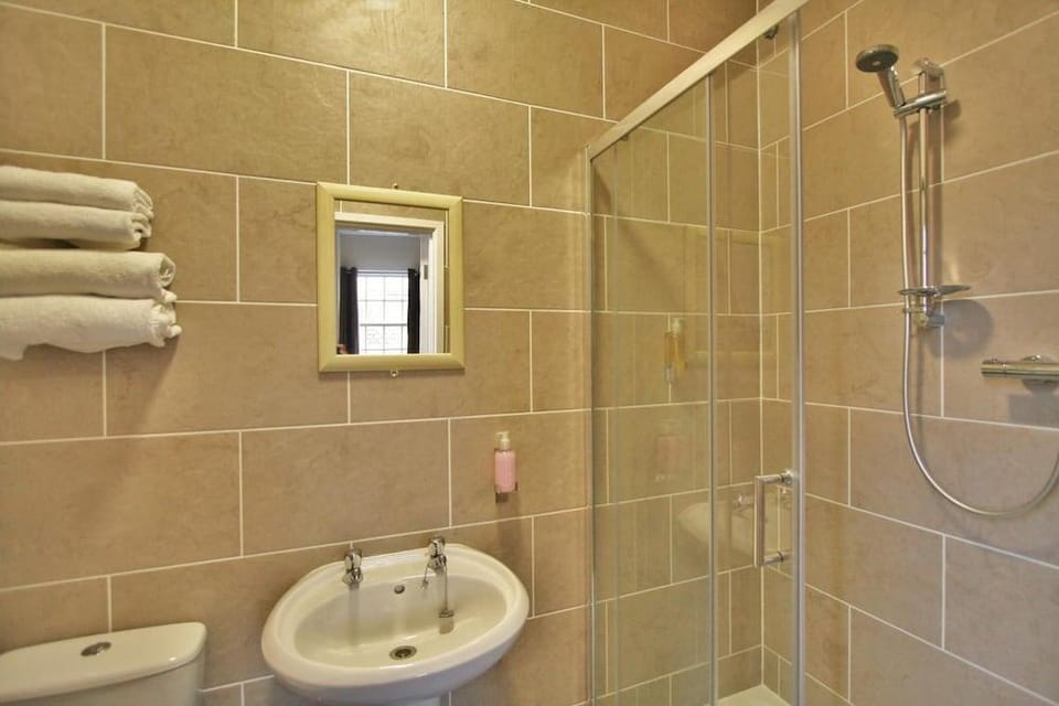 Central Hotel Gloucester by RoomsBooked Hotel in Gloucester