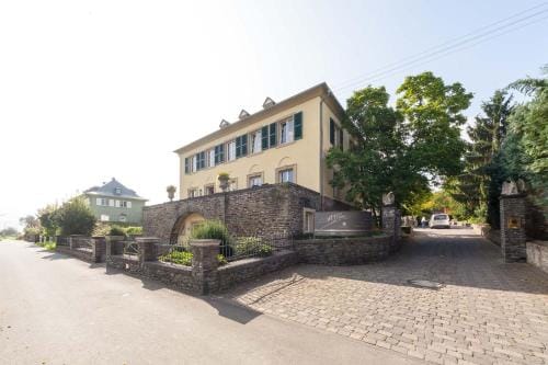 Wein- und Landhaus S A Prum Hotel in Graach an der Mosel