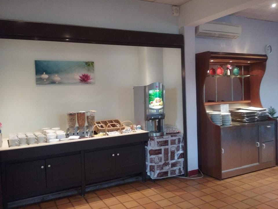 Central Hotel Hotel in Créteil