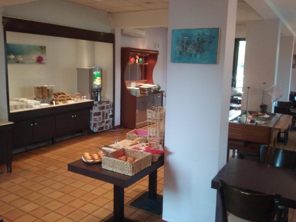 Central Hotel Hotel in Créteil