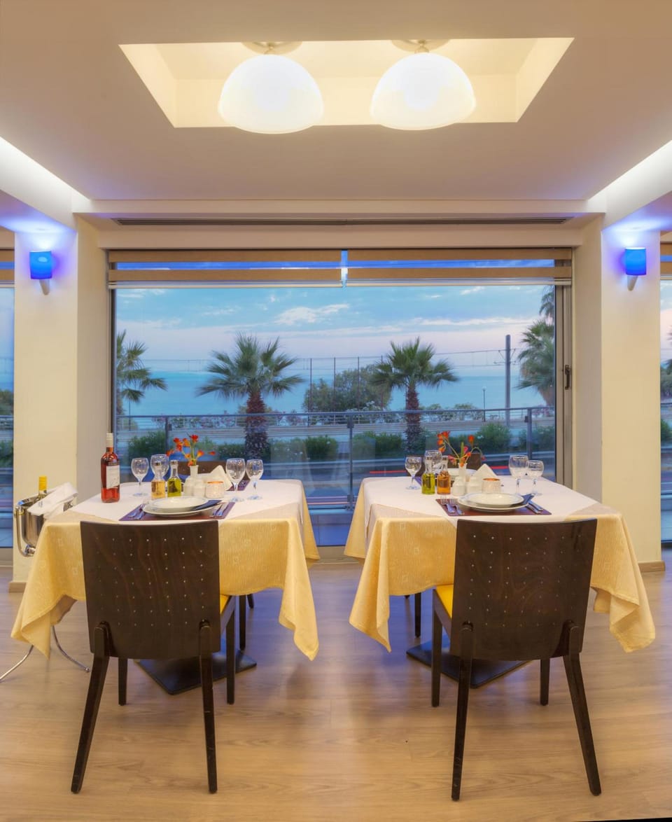 Tropical Hotel Hotel in Alimos