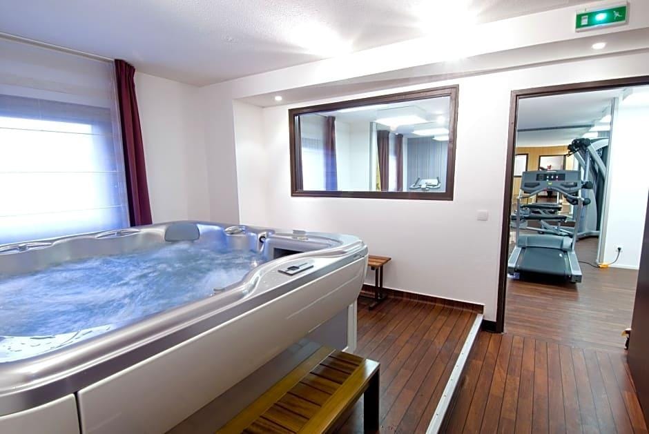 Canal Suites (Ex. Suite-Home) by Popinns Hotel in Pantin