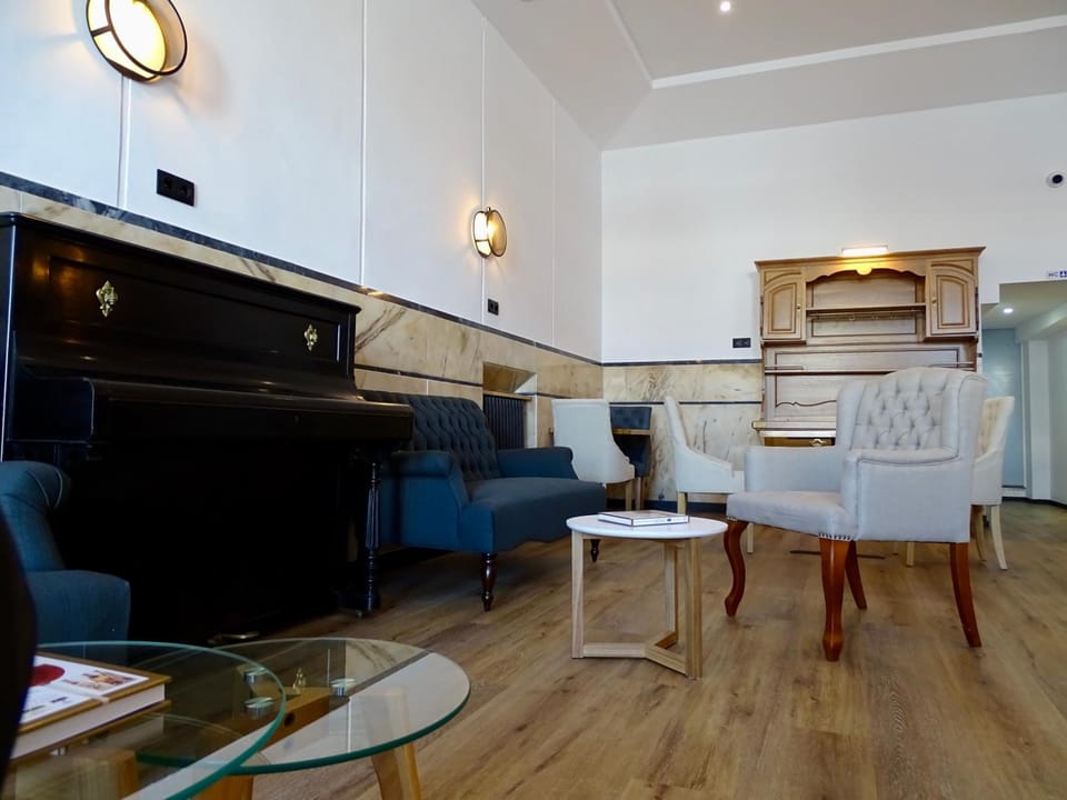 Shared lounge/TV area