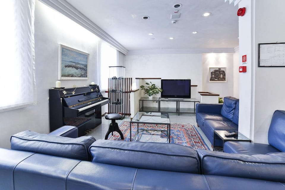 Shared lounge/TV area