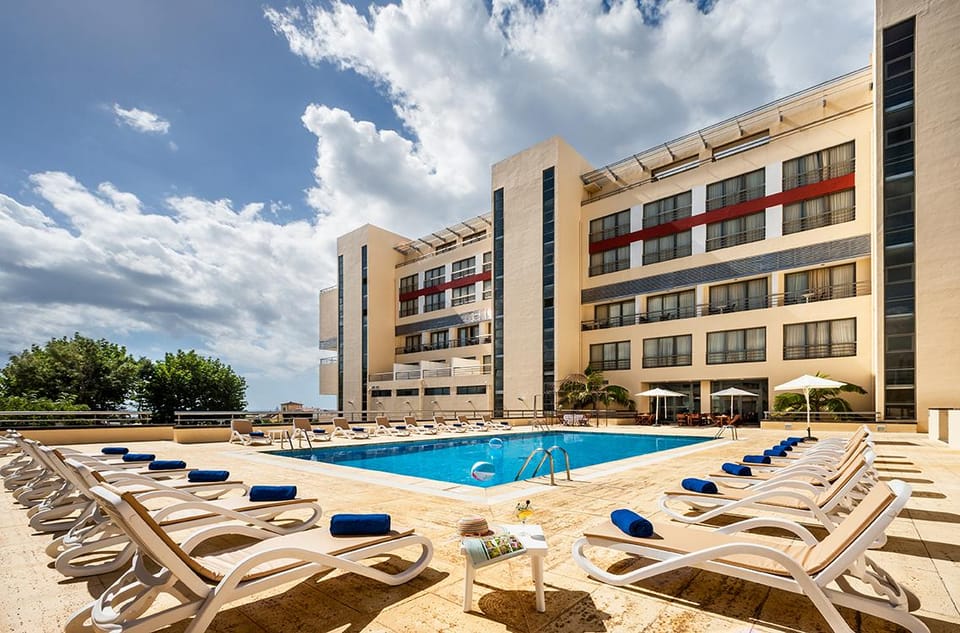 Swimming pool [outdoor]