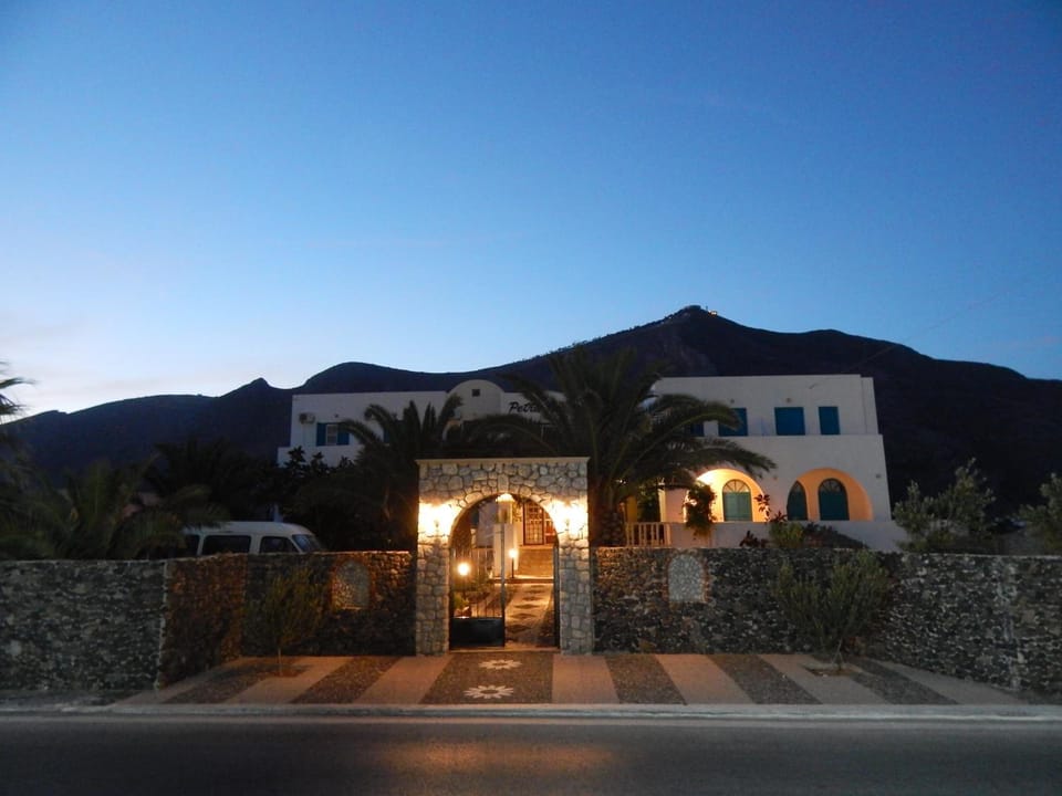 Petra Nera Hotel in Perissa