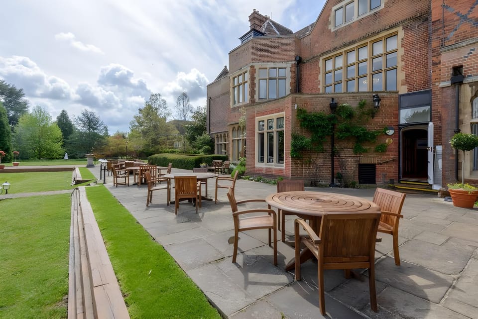 Warren House Hotel in Kingston upon Thames