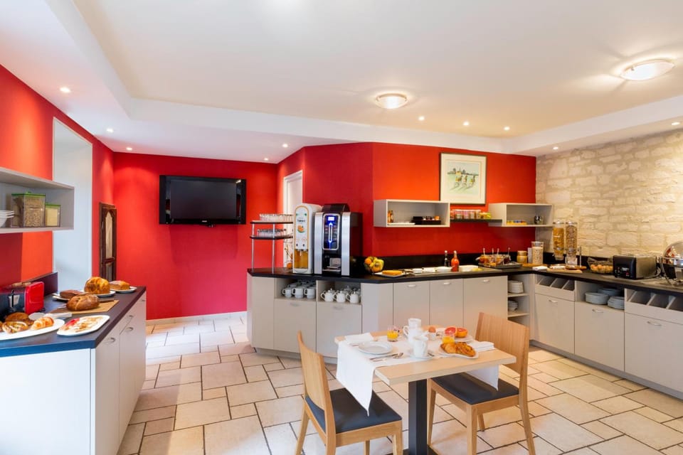 Hotel Restaurant Le Dauphin et Le Spa du Prieure Hotel in Caen