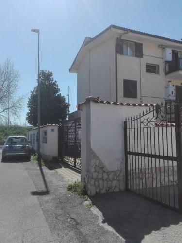 A Santy's Rooms-BAGNOCONDIVISO SHAREDBOTH ROOM2piano-no lift-3chilom a piedi xAEROPORTO-A PAGAMENTO  Hotel in Fiumicino