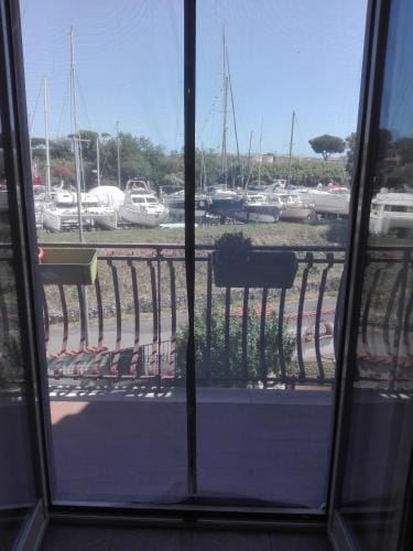 A Santy's Rooms-BAGNOCONDIVISO SHAREDBOTH ROOM2piano-no lift-3chilom a piedi xAEROPORTO-A PAGAMENTO  Hotel in Fiumicino