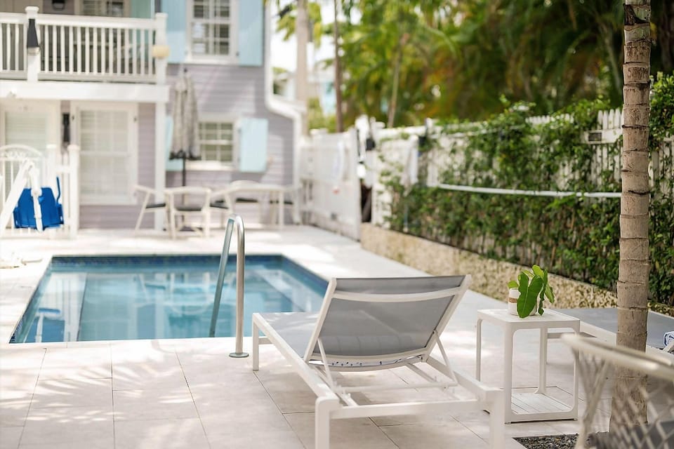 Swimming pool [outdoor]