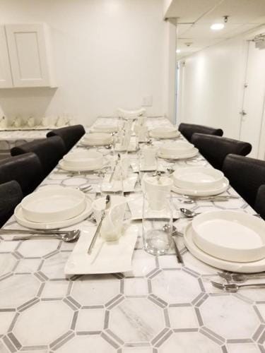7 BR- Sleeps 15! Famous Lakefront Amazing Property! Hotel in Viavant-Venetian Isles