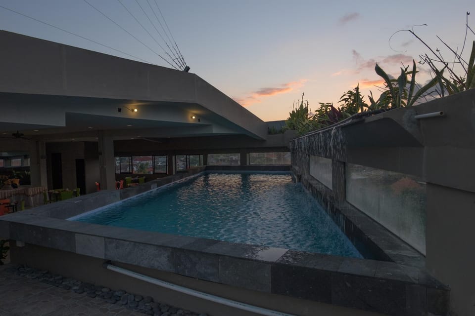 Swimming pool [outdoor]