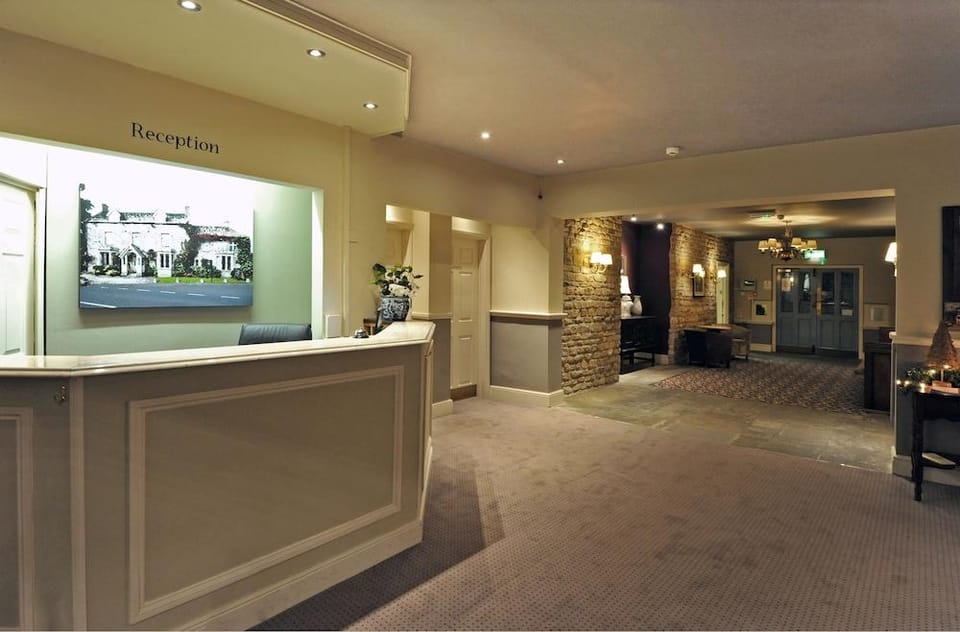 Royal George Hotel by Greene King Inns Hotel in Stroud District