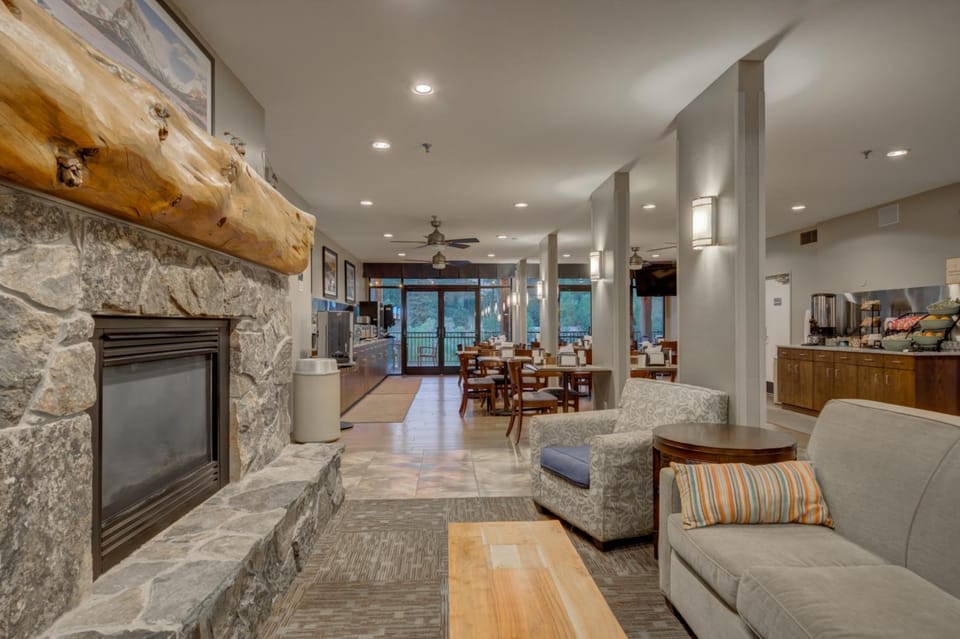 Whitefish River, Ascend Hotel Collection Hotel in Whitefish
