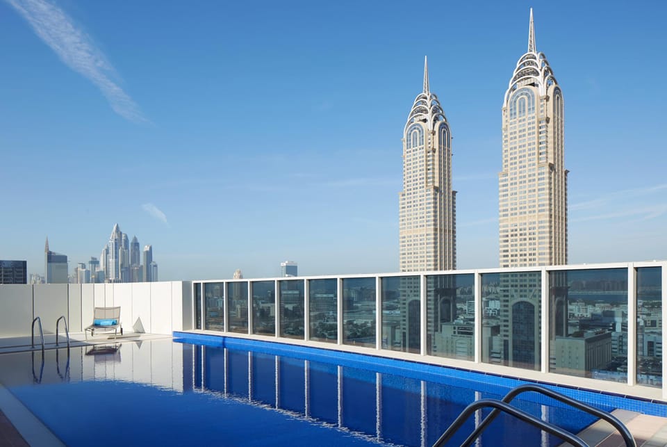 Swimming pool [outdoor]