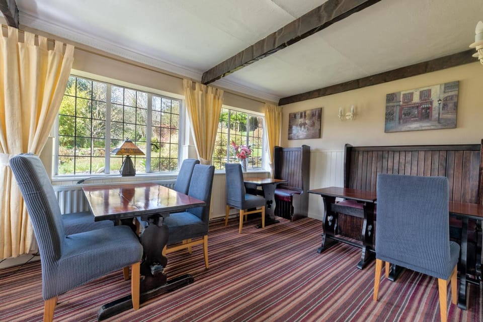 Elen's Castle Bed, Breakfast and Bar Hotel in Bro Machno