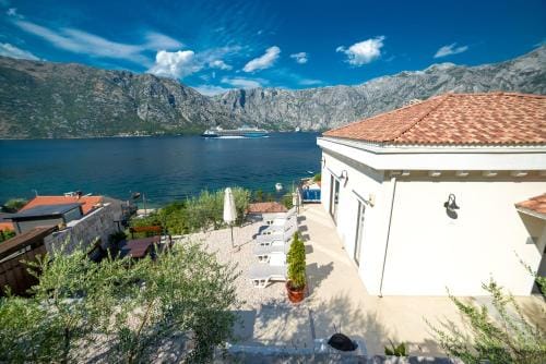 StOliva RESIDENCE with infinity pool Hotel in Kotor Municipality