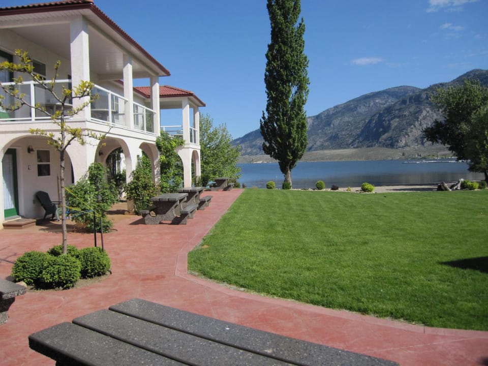 Sandy Beach Suites Motel in Osoyoos