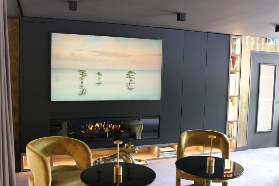Shared lounge/TV area