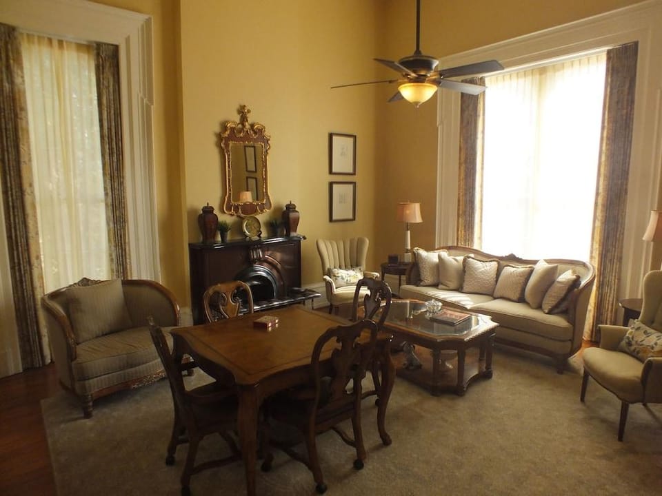 The Pepin Mansion B&B on Mansion Row - 10 min to start of the Bourbon Trail Hotel in New Albany