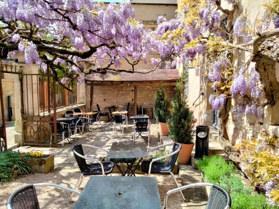 Les Glycines Vezelay Hotel in Bourgogne-Franche-Comté