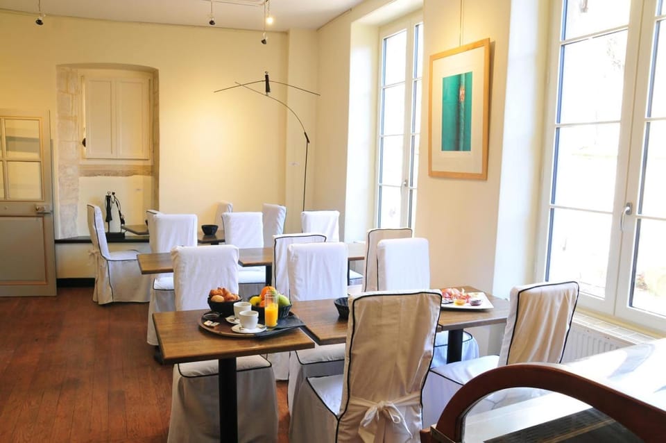 Les Glycines Vezelay Hotel in Bourgogne-Franche-Comté
