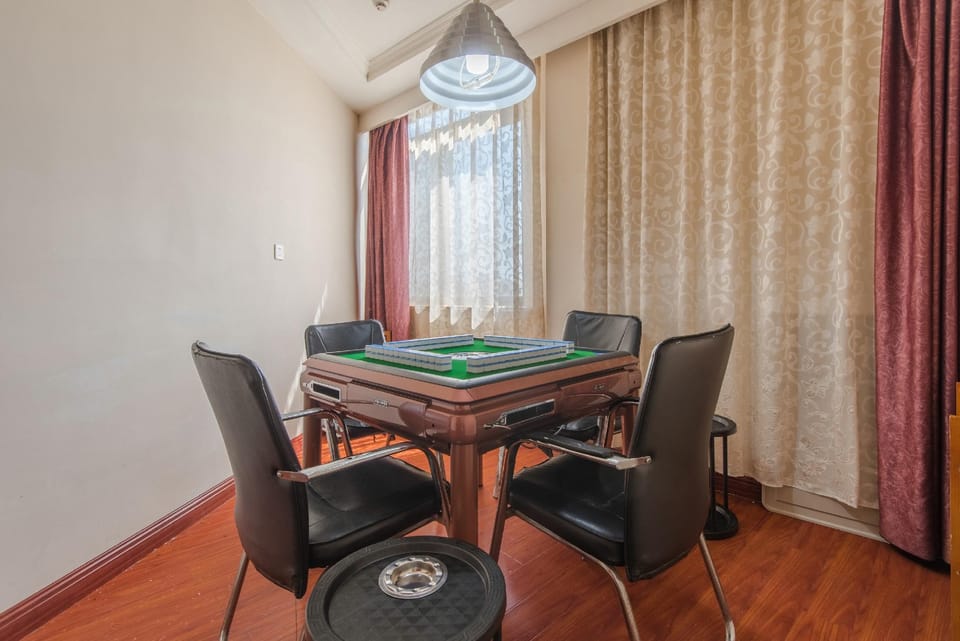 Ge Lin Hao Tai Kuai Jie Jiu Dian Lu Jiang Gong Jiao Zong Zhan Qian Chuan Lu Dian Hotel in Jiangsu