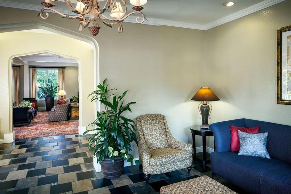 Plaza Inn & Suites at Ashland Creek Hotel in Ashland