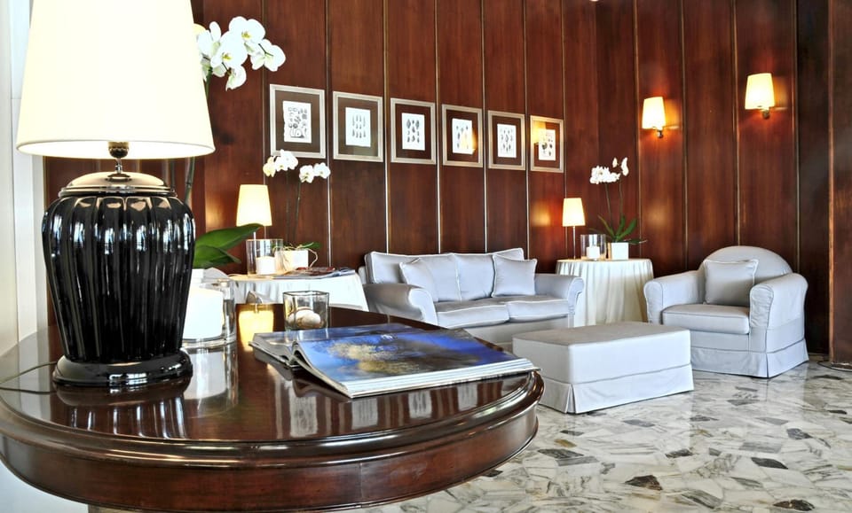 Shared lounge/TV area
