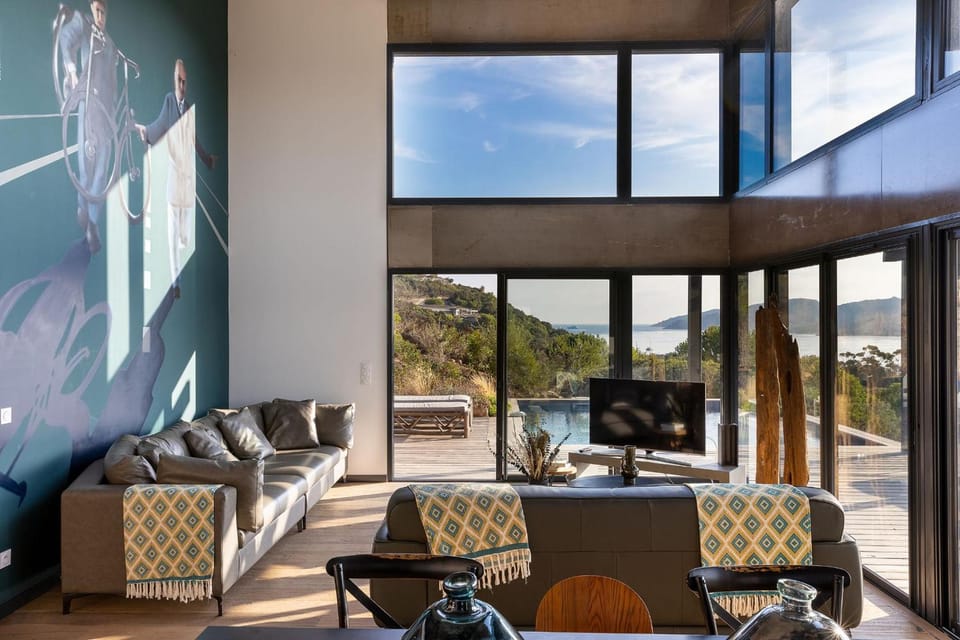 Shared lounge/TV area