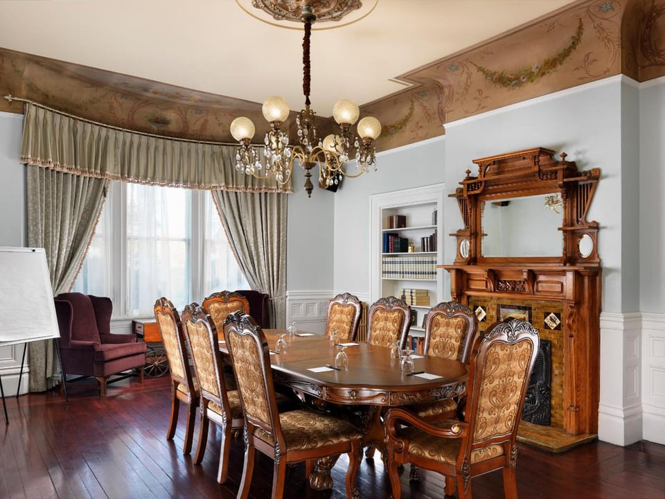 Pendray Inn and Tea House Hotel in Victoria