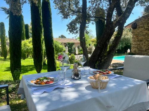 Villa Hautvallon - Peaceful Escape in Provence Hotel in Gordes