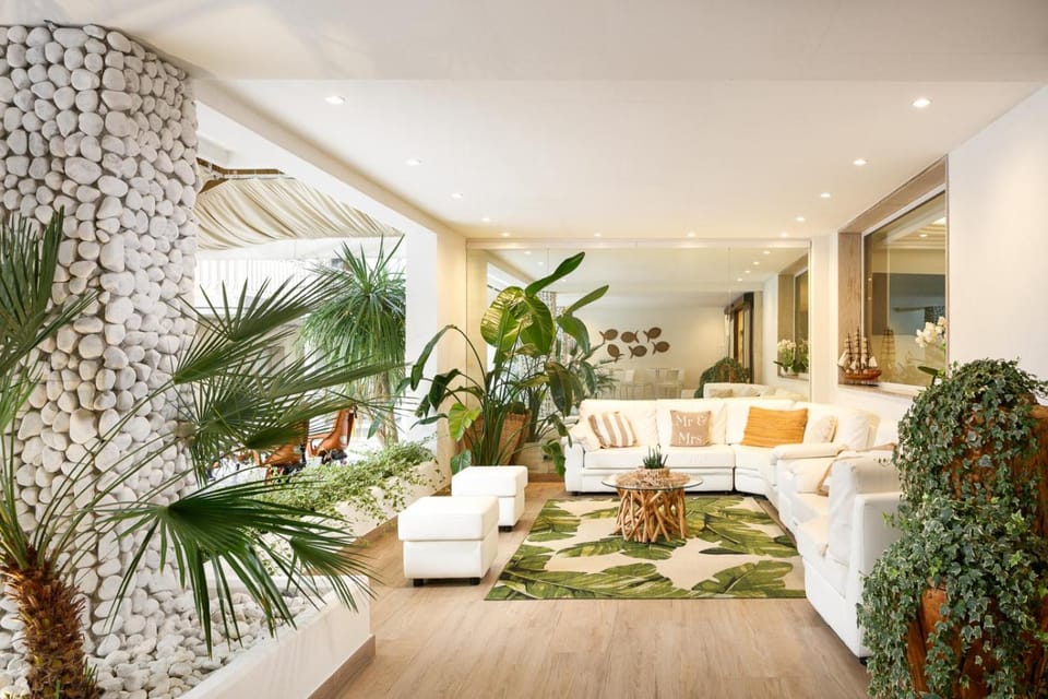 Shared lounge/TV area