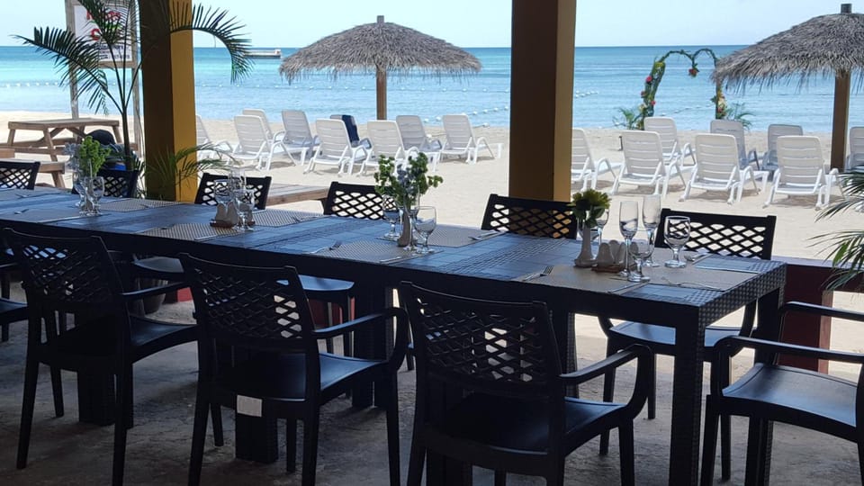 Roots Cafe Negril Rooms Hotel in Westmoreland Parish
