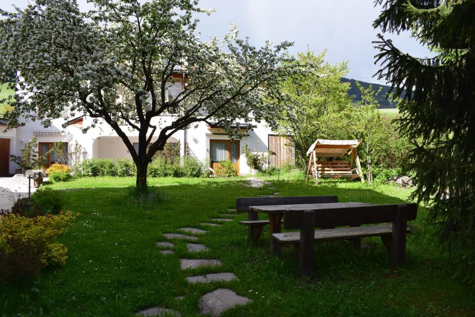 Garni Appartments Helvetia Hotel in Prags