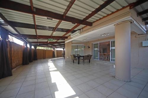 Savoy Lodge Lodge in Cape Town