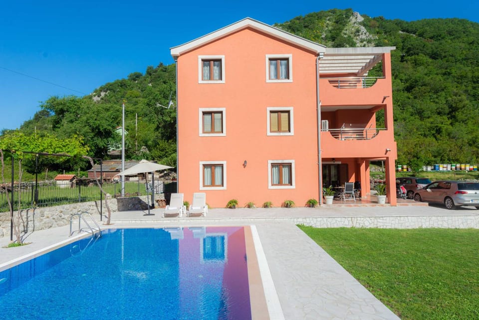 Milas Trojica Kotor Hotel in Kotor Municipality