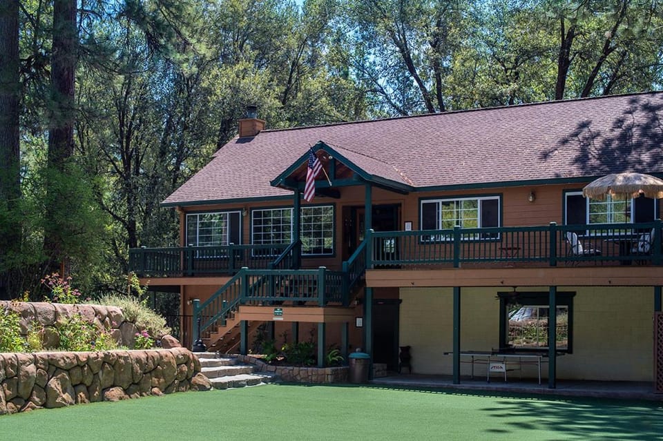 Lazy Z Resort Lodge in Twain Harte